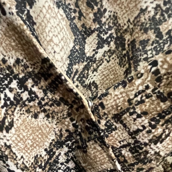 🖤🤍Cute and Versatile Snake Print Top by Maurice’s size 1 (size 16/18) - Picture 6 of 7